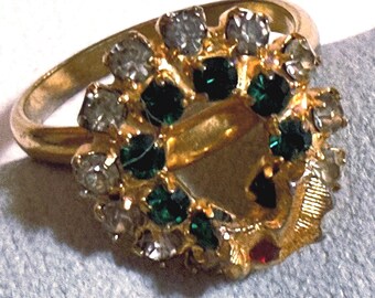 Vintage Christmas Wreath Ring – Gold-Tone Adjustable Holiday Rhinestone Ring with Red Berry