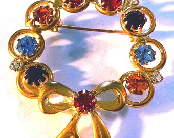 Vintage Gold-Tone Christmas Wreath Brooch with Multicolor Rhinestones – Holiday Pin