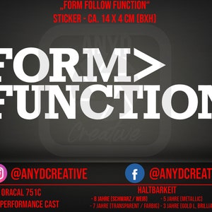 Könnte beinhalten: Weißer Vinyl-Aufkleber mit dem Text "FORM>FUNCTION" in einer fetten, serifenlosen Schriftart. Der Aufkleber ist ca. 14 cm breit und 4 cm hoch. Der Aufkleber besteht aus Oracal 751C Hochleistungs-Gussvinyl und ist in verschiedenen Farben erhältlich.