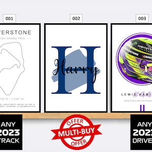 Puede incluir: Tres pósters imprimibles que muestran un esquema en blanco y negro del circuito de Silverstone, una letra H azul con el nombre Harry y un círculo morado con un casco de Fórmula 1 con el nombre Lewis Hamilton. Los pósters están en un estante de madera con una pegatina de oferta multicompra roja y blanca.