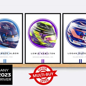 Puede incluir: Tres p&oacute;sters de cascos de pilotos de F&oacute;rmula 1 con fondo blanco. Los p&oacute;sters muestran los cascos de Alexander Albon, Lewis Hamilton y Logan Sargeant. Los p&oacute;sters est&aacute;n en un estante de madera con una pegatina de oferta multicompra roja y blanca.