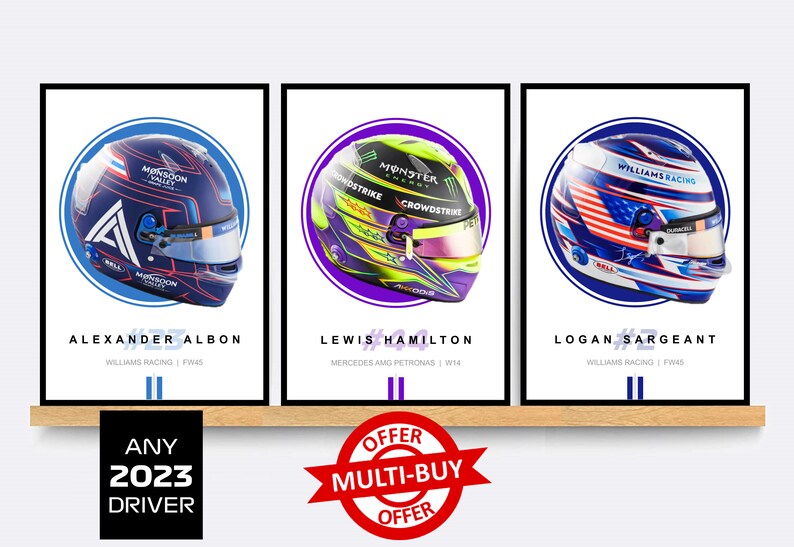Puede incluir: Tres p&oacute;sters de cascos de pilotos de F&oacute;rmula 1 con fondo blanco. Los p&oacute;sters muestran los cascos de Alexander Albon, Lewis Hamilton y Logan Sargeant. Los p&oacute;sters est&aacute;n en un estante de madera con una pegatina de oferta multicompra roja y blanca.