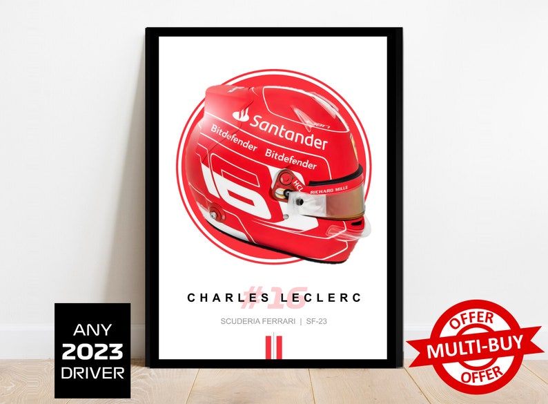 Puede incluir: Un casco de carreras de F&oacute;rmula 1 rojo y blanco con las palabras "Santander", "Bitdefender" y "Richard Mille" en &eacute;l. El casco est&aacute; rodeado por un c&iacute;rculo rojo y el texto "Charles Leclerc #16 Scuderia Ferrari | SF-23" est&aacute; debajo del casco.