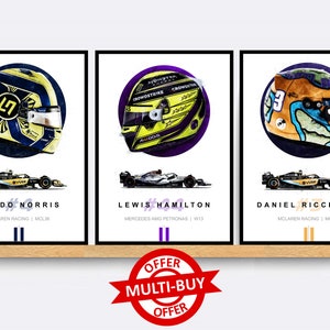 Puede incluir: Tres pósters de carreras de Fórmula 1 con los cascos y los coches de Lando Norris, Lewis Hamilton y Daniel Ricciardo. Los pósters tienen un marco negro y un fondo blanco con el nombre del piloto, el número de coche y la información del equipo.