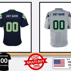 Può includere: Due maglie da calcio personalizzabili, una blu scuro e una grigia, con il testo "ANY NAME" e "00" sul retro. Le maglie sono esposte su uno sfondo bianco con uno scaffale di legno e un adesivo rosso e bianco di offerta multi-acquisto.