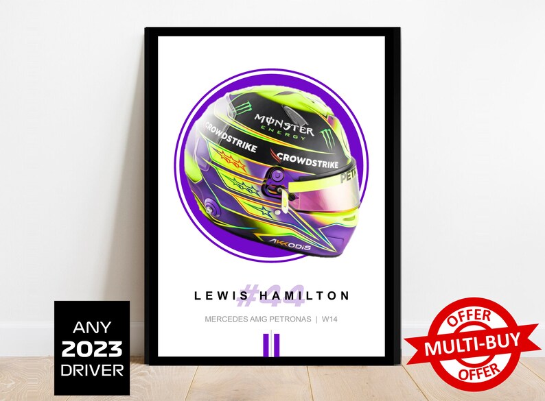 Puede incluir: Un p&oacute;ster enmarcado que presenta un primer plano de un casco de carreras de F&oacute;rmula 1 con un dise&ntilde;o morado, verde y negro. El casco tiene las palabras "Monster Energy", "Crowdstrike" y "Akkodis" en &eacute;l. El p&oacute;ster tambi&eacute;n incluye el texto "Lewis Hamilton #44 Mercedes AMG Petronas | W14".