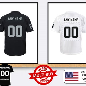 以下が含まれることがあります： 「ANY NAME」と「00」の文字が背中に書かれた、黒と白の2種類のカスタマイズ可能なフットボールジャージ。ジャージは白い背景に表示されています。画像には、前面に「ANY NAME」と「00」の文字が書かれた小さな黒いジャージ、赤い円の中に「MULTI-BUY OFFER」の文字、そして「U.S. & WORLDWIDE FREE SHIPPING CODE: DIGITAL (Digital prints only)」の文字が書かれた小さなアメリカ国旗も含まれています。