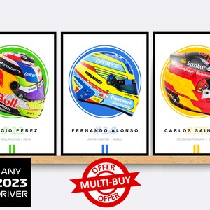 Puede incluir: Tres impresiones de cascos de pilotos de F&oacute;rmula 1 con Sergio P&eacute;rez, Fernando Alonso y Carlos Sainz Jr. Cada impresi&oacute;n presenta un primer plano del casco del piloto con su nombre y la informaci&oacute;n de su equipo debajo.