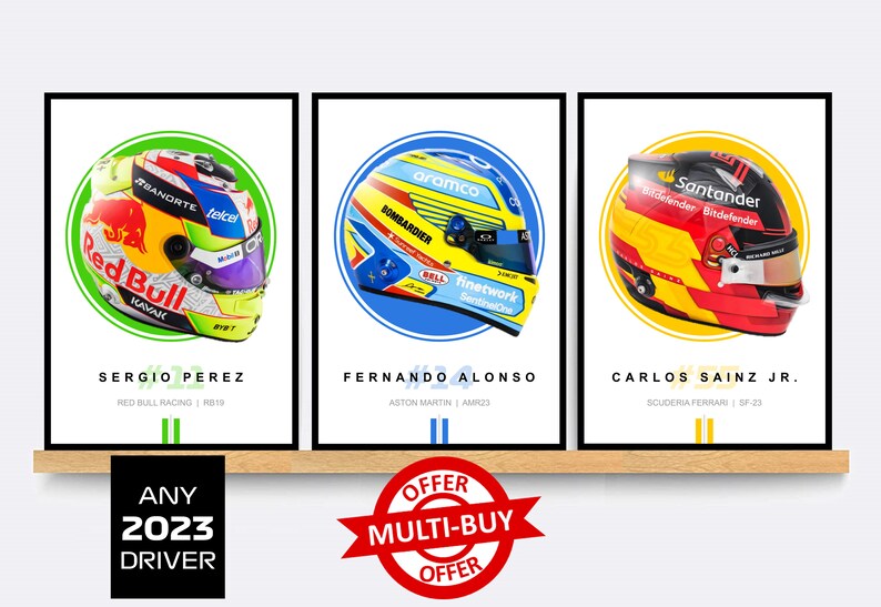 Puede incluir: Tres impresiones de cascos de pilotos de F&oacute;rmula 1 con Sergio P&eacute;rez, Fernando Alonso y Carlos Sainz Jr. Cada impresi&oacute;n presenta un primer plano del casco del piloto con su nombre y la informaci&oacute;n de su equipo debajo.