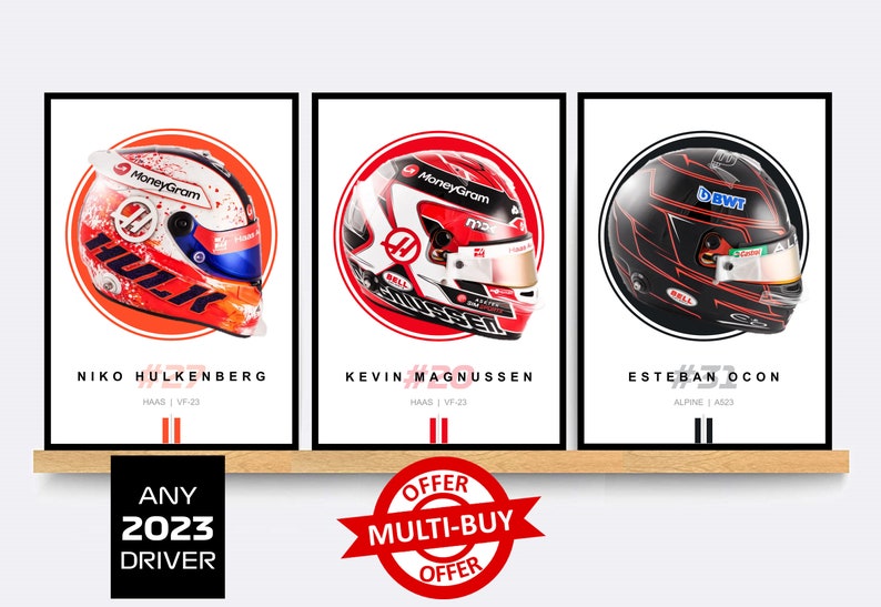 Puede incluir: Tres p&oacute;sters de cascos de pilotos de F&oacute;rmula 1 con un esquema de colores rojo, blanco y azul. Los p&oacute;sters presentan los cascos de Nico Hulkenberg, Kevin Magnussen y Esteban Ocon. Los p&oacute;sters se muestran en un estante de madera con una pegatina de oferta multicompra roja y blanca.