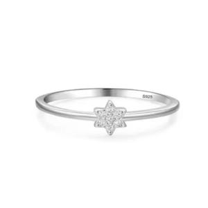 Op de afbeelding: Een zilveren ring met een zespuntig sterontwerp. De ster is bezet met kleine, heldere edelstenen. De ringband is dun en gepolijst, met de markering "S925" zichtbaar op de band.