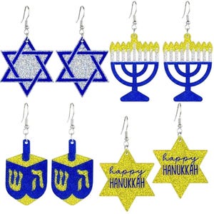 Könnte beinhalten: Eine Sammlung von Ohrringen zum Thema Chanukka. Designs umfassen blaue und silberne Glitzer-Davidsterne, gelbe und blaue Menora, blaue und gelbe Dreidel und gelbe Glitzersterne mit dem Text "happy HANUKKAH".