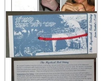 Könnte beinhalten: Ein rotes Armband mit hebräischem Text auf einer Karte, auf der "The Mystical Red String from Rachel's Tomb" steht. Die Karte erklärt die Tradition, das Armband zu tragen, und enthält Anweisungen zum Binden.