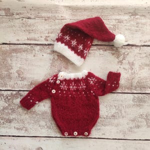 Newborn Christmas Outfit – Baby Santa Bodysuit and Hat – First Christmas Photo Prop – 0-3 Months Holiday Set – Baby Shower Gift Idea