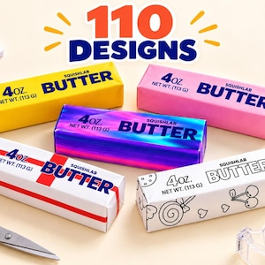 Könnte beinhalten: Fünf rechteckige Blöcke Squishlab-Butter, jeweils beschriftet mit 4 oz. net wt. (113 g). Die Blöcke sind gelb, rosa, schillernd violett, weiß mit rotem Kreuz und weiß mit schwarzen Strichzeichnungen von Süßigkeiten, Kirschen und Herzen. Text: 110 DESIGNS.