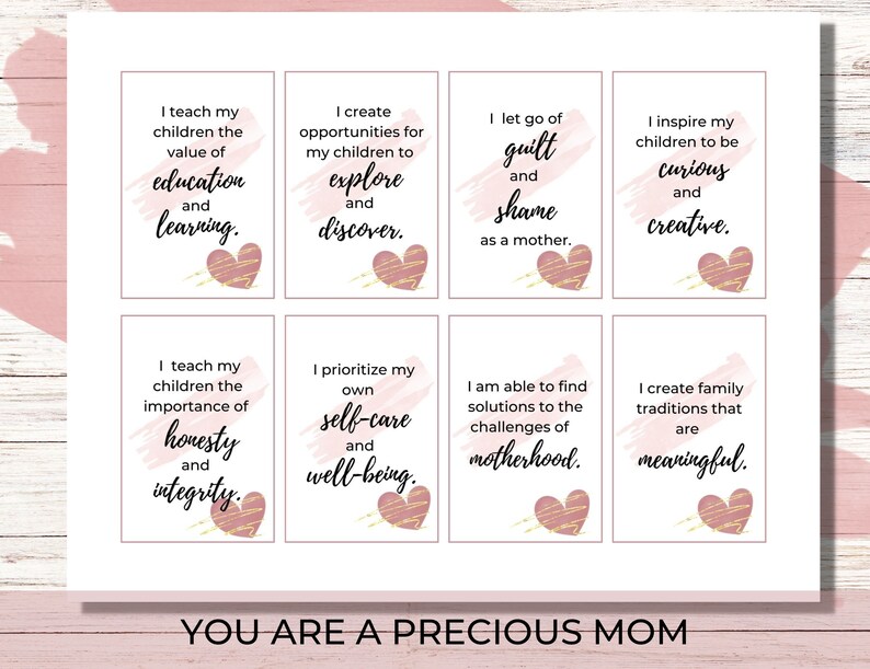Puede incluir: Ocho tarjetas de afirmaci&oacute;n rosadas y doradas con mensajes positivos para las madres. Las tarjetas incluyen el texto "You are a precious mom" en la parte inferior.