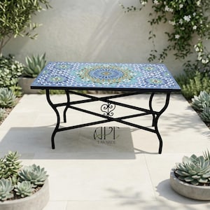 Könnte beinhalten: Rechteckiger Outdoor-Couchtisch mit einer Mosaik-Tischplatte in Blau-, Grün- und Weißtönen. Der Tisch hat ein schwarzes Schmiedeeisen-Gestell mit dekorativen Schnörkeln und dem Text "APT LAVARDE".