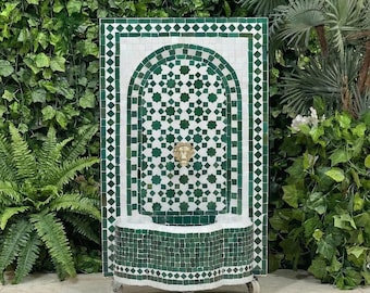 Großer grüner marokkanischer Zellige-Brunnen - Handgefertigtes Mosaik-Wasserspiel aus Messing (Indoor Outdoor)