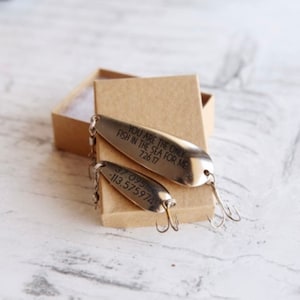 Personalisierte Fischköder Set In Geschenkbox Benutzerdefinierte Fisch Geschenk Vatertagsgeschenk für Papa Rustikale Hochzeitsfeier Geschenk Ruhestand Geschenk Jahrestag
