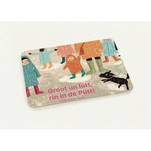 Puede incluir: Tarjeta rectangular con una ilustración de niños con impermeables y botas jugando en charcos. También hay un perro negro con correa. El texto "Groot un lütt, rin in de Pütt!" se muestra en rosa.