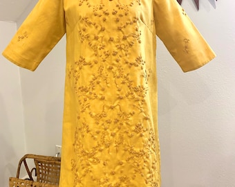 Vestido recto amarillo de los años 60 bordado a mano