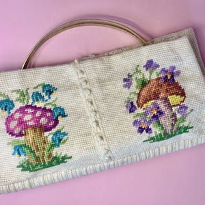 Bolsa rara dos anos 70, bordada em ponto cruz com motivos de cogumelos e em cores vibrantes! Feita à mão.