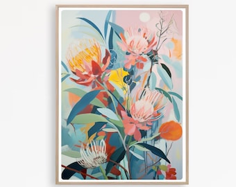 Puede incluir: Una impresión artística enmarcada que presenta un vibrante arreglo floral de flores de protea en tonos naranja, rosa y blanco, sobre un fondo de follaje azul y verde. La obra de arte se muestra en un marco de madera de color claro.