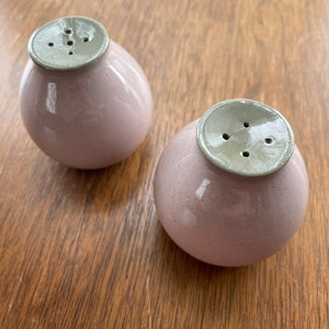 Harkerware Ceramic Salt & Pepper Shakers / Pink Speckled Grey Tops / Set of 2 / MCM