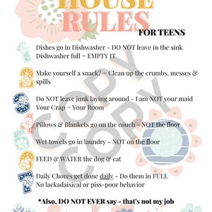 Op de afbeelding: Een decoratief bord met de titel Summer House Rules for Teens, voorzien van bloemmotieven en een genummerde lijst. De tekst beschrijft huishoudelijke regels zoals afwassen, opruimen, de was doen, huisdieren verzorgen en dagelijkse klusjes, eindigend met BE ADULTISH.