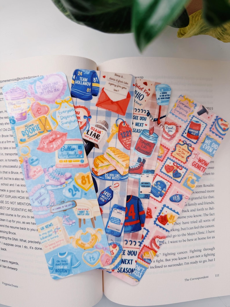 Puede incluir: Un conjunto de coloridos marcadores con varios dise&ntilde;os, incluyendo corazones, camisetas deportivas e ilustraciones de comida. Los marcadores, decorados con texto, est&aacute;n colocados sobre un libro abierto.