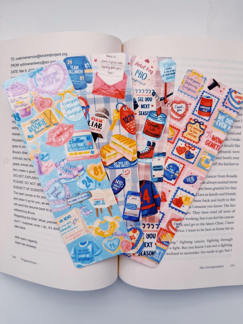Puede incluir: Un conjunto de marcap&aacute;ginas coloridos y decorativos con varios dise&ntilde;os y texto. Los marcap&aacute;ginas presentan ilustraciones de corazones, alimentos y frases como "See You Next Season" e "I Need You". Se encuentran dentro de un libro abierto.