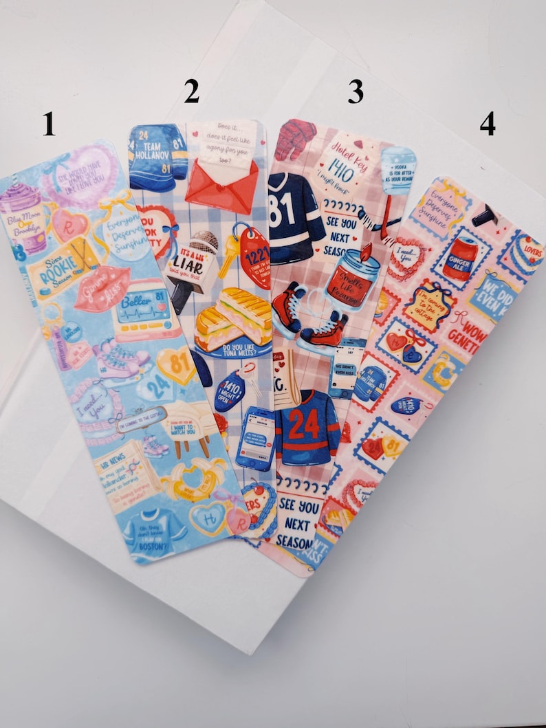 Puede incluir: Cuatro marcadores decorativos con varios dise&ntilde;os. Uno presenta un tema azul y rosa con texto como "Rookie" y "Boston". Otro tiene un tema rojo y blanco con una carta y un s&aacute;ndwich. El tercero tiene un tema de hockey con una camiseta y patines. El &uacute;ltimo tiene un tema rosa y rojo con sellos.