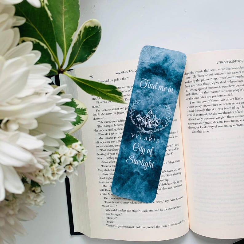 Puede incluir: Un marcap&aacute;ginas de acuarela azul con una cordillera blanca y el texto "Find me in Velaris City of Starlight".