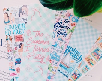 Peut inclure: Plusieurs marque-pages colorés avec des motifs et du texte sur le thème de l'été. Les marque-pages présentent des illustrations de scènes de plage, des nœuds et du texte qui dit "Summer I Turned Pretty" et "Cousins Beach".