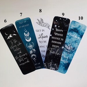 Puede incluir: Conjunto de seis marcap&aacute;ginas con diferentes dise&ntilde;os y citas. Los marcap&aacute;ginas son todos rectangulares y tienen una combinaci&oacute;n de colores azul y negro. Las citas en los marcap&aacute;ginas incluyen "To the stars who listen", "Get in Loser We're Going to the City", "Happy Winter Solstice to Everyone Except Tamlin", y "Find me in Elaris City of Starlight".