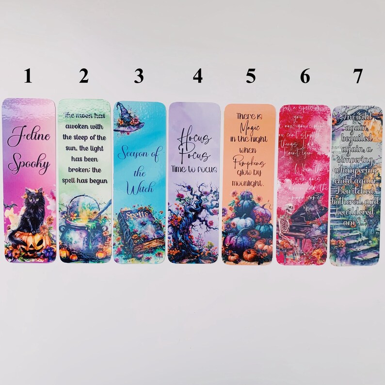 K&ouml;nnte beinhalten: Set mit 7 Halloween-Buchzeichen mit bunten Hintergr&uuml;nden und Illustrationen. Die Lesezeichen zeigen Zitate &uuml;ber Magie, Hexen und die Jahreszeit. Die Lesezeichen sind auf wei&szlig;em Hintergrund gedruckt.