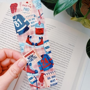 Puede incluir: Un marcap&aacute;ginas transparente con ilustraciones de tem&aacute;tica hockey. Presenta una camiseta con el n&uacute;mero 81, patines de hockey y el texto "See You Next Season". Otros elementos incluyen una vela, guantes de hockey y el texto "Wow Genetic."