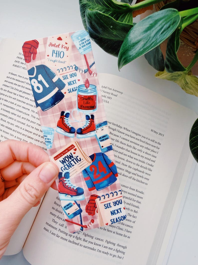 Puede incluir: Un marcap&aacute;ginas transparente con ilustraciones de tem&aacute;tica hockey. Presenta una camiseta con el n&uacute;mero 81, patines de hockey y el texto "See You Next Season". Otros elementos incluyen una vela, guantes de hockey y el texto "Wow Genetic."