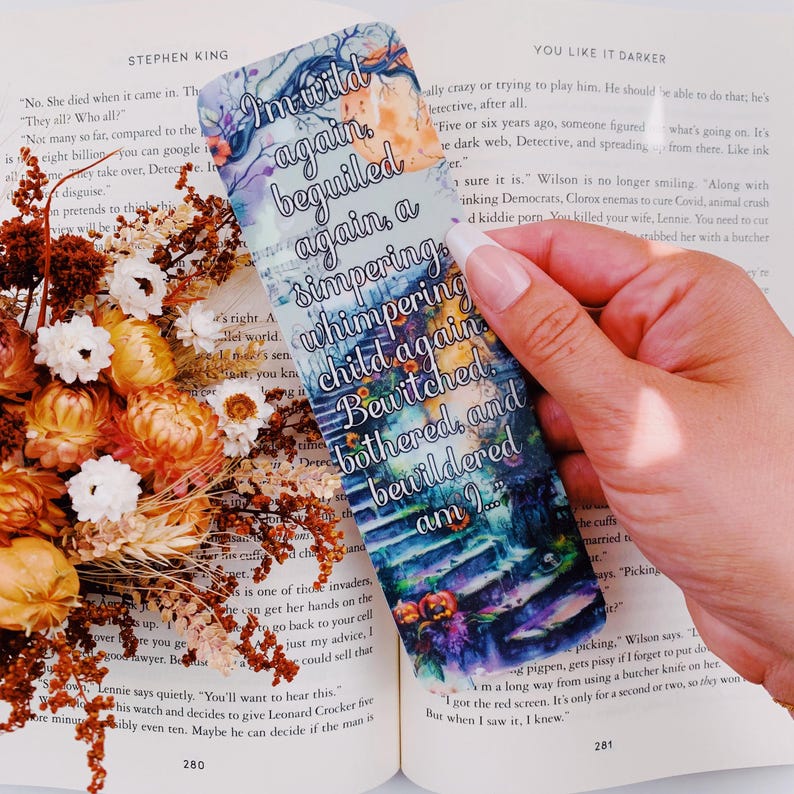 K&ouml;nnte beinhalten: Ein blaues und gr&uuml;nes Aquarell-Lesezeichen mit einem Zitat aus Stephen Kings Buch "You Like It Darker." Das Zitat lautet "I'm wild again, beguiled again, a whimpering child again. Bewitched, bothered, and bewildered am I..." Das Lesezeichen zeigt eine Treppe mit einem gruseligen Halloween-Thema.