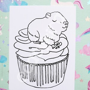 Baby Wasserschwein ruht auf einer Cupcake Ausmalpostkarte