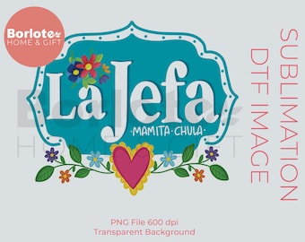Può includere: Un cartello blu turchese con bordo bianco e pois bianchi recita "La Jefa - Mamita Chula" in un font stilizzato. Il cartello è decorato con una ghirlanda floreale di foglie verdi e fiori colorati. Un cuore rosa con cuciture gialle è al centro della ghirlanda.