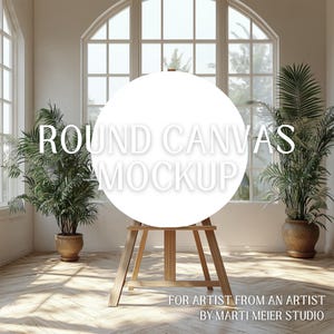 Puede incluir: Una maqueta de lienzo redondo en un caballete en una habitación blanca con una ventana grande y dos plantas en macetas. El texto "ROUND CANVAS MOCKUP" está escrito en el lienzo. El texto "FOR ARTIST FROM AN ARTIST BY MARTI MEIER STUDIO" está escrito debajo del caballete.