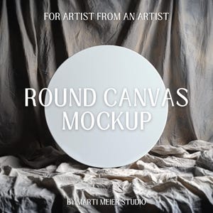 Könnte beinhalten: Weißer runder Leinwand-Mockup auf einem strukturierten grauen Stoffhintergrund. "FOR ARTIST FROM AN ARTIST" und "ROUND CANVAS MOCKUP" sind in weißer Schrift auf der Leinwand geschrieben. "BY MARTI MEIER STUDIO" ist in weißer Schrift am unteren Rand des Bildes geschrieben.
