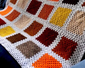 Coperta all'uncinetto dai colori autunnali