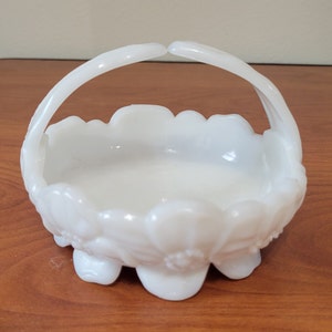 Vintage Westmorland Milk Glass White Basket Flowers Handmade 3.5" wysoki dzielony uchwyt Wspaniały pomysł na prezent na Dzień Matki