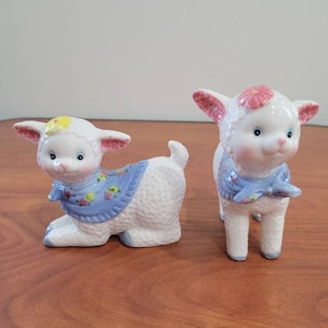 Set van 2 paaslammeren.  Glanzend, wit met blauwe sjaals. Lief en grillig!  Perfecte staat!  Cadeau-idee voor Pasen