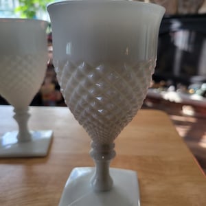 Juego de dos copas vintage de vidrio para leche con diseño &quot;English Hobnail&quot; de Westmoreland Glass