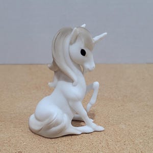 Figura de unicornio sentado de cerámica vintage en miniatura de 3,5 pulgadas de alto, bellamente hecha