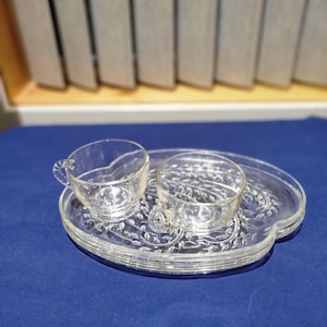 Vintage Mid Century Modern Federal Glass Hospitality ‘Snack Set’, 2 Place Settings of Plate and Glass.  4 Piece Set Perfect Condition