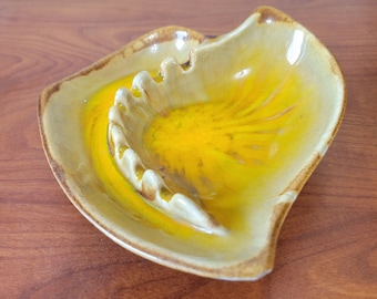 California Style Mid Century Modern Ashtray Art Deco USA 2901 Brown Yellow Drip Glaze Tobacciana